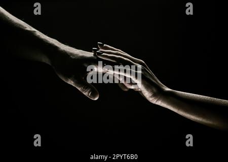 Deux mains au moment de l'adieu. Les mains de retenue des relations. Aidez vos amis à passer des moments difficiles. Geste de sauvetage, soutien, amitié et Banque D'Images