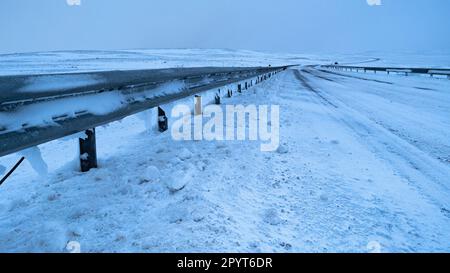 Route enneigée d'hiver sans circulation Banque D'Images