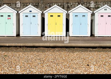 Huttes de plage de couleur pastel sur le front de mer par Front Beach, Lyme Regis, Dorset Banque D'Images