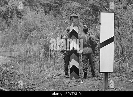 - Frontière intérieure entre la République fédérale d'Allemagne (RFT) et la République démocratique allemande (DDR), DDR police des frontières ( volkspolizei ), octobre 1985 - confine Interno fra Repubblica Federale Tedesca (RFT) e Repubblica Democratica Tedesca (DDR), guardie di frontiera della ( volkspolei ), DDR 1985 Banque D'Images