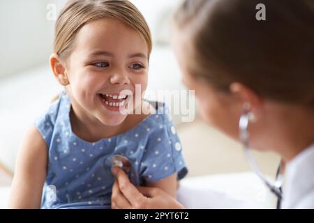 Bonne fille, enfant et pédiatre avec stéthoscope pour la consultation médicale, des poumons sains et l'écoute du rythme cardiaque. Visage de l'enfant, médecin et poitrine Banque D'Images