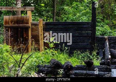 Détruit par le feu maison en bois complètement brûlé à la terre .ruines d'une maison en bois brûlé après un incendie . Banque D'Images