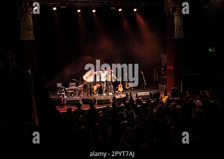 Birmingham, Royaume-Uni.04th mai 2023. Peter Doherty sur scène avec Trampolène à la fin de leur performance d'ouverture à son spectacle acoustique solo au O2 Academy Institute, après avoir joué avec Jack Jones leur single 'oncle Brian's Abatoir'. Cristina Massei/Alamy Live News Banque D'Images
