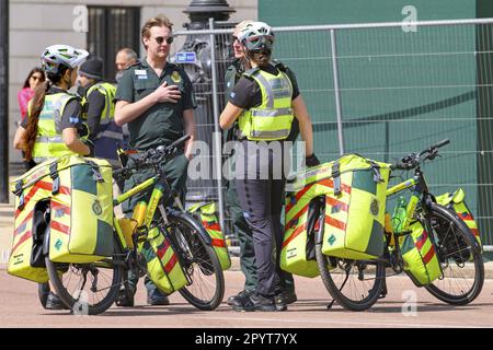 Londres, Angleterre, Royaume-Uni. Service d'ambulance de Londres intervenants de cycle - ambulanciers paramédicaux à vélo - dans le centre commercial pendant les préparatifs du Coronation, 20 avril Banque D'Images