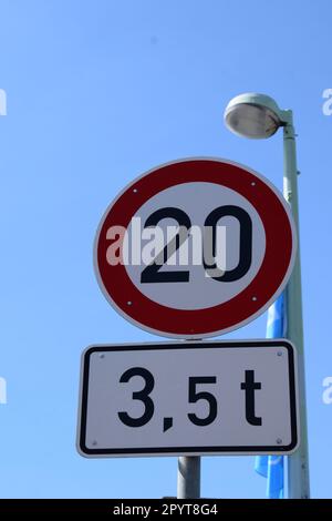 Limite de 20 km/h sur un pont allemand Banque D'Images