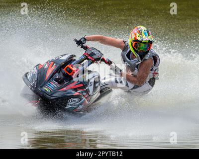 Jet ski Racer dans la ronde 1 du Championnat du Royaume-Uni JSRA en juin 2021 à Amos Watersports Den, Preston, Lancashire. Banque D'Images