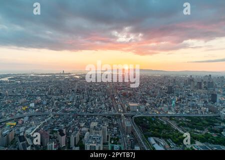 Coucher de soleil sur la ville d'Osaka, vue aérienne depuis Harukas Banque D'Images