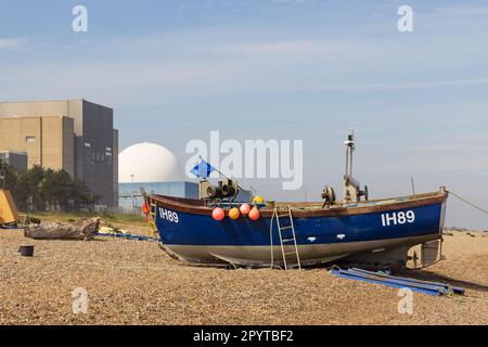 Bateau de pêche sur la plage de Sizewell avec la centrale nucléaire de Sizewell en arrière-plan. Suffolk, Royaume-Uni Banque D'Images