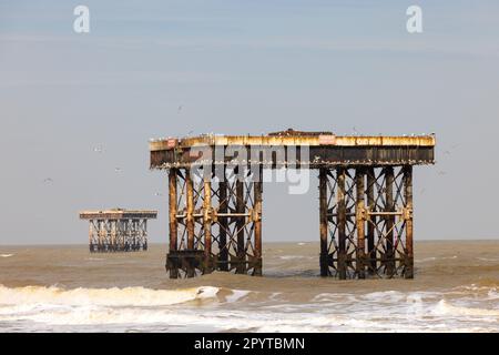 Tours de refroidissement offshore pour la centrale nucléaire de Sizewell sur le site de la prochaine centrale électrique de Sizewell C. Banque D'Images