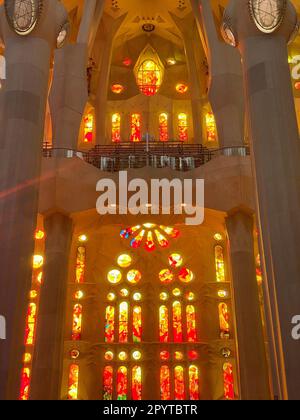 L'intérieur d'un bâtiment élégant et décoratif, doté de nombreuses fenêtres avec vitraux Banque D'Images