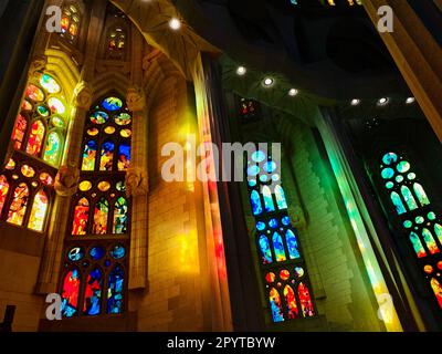 Une vue spectaculaire d'une vaste pièce remplie de vitraux colorés, ornée d'arches élégantes Banque D'Images