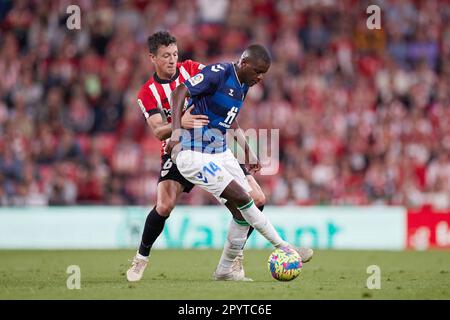 Bilbao, Espagne - 4 mai 2023, Mikel Vesga du club d'athlétisme concurrence pour le ballon avec William Carvalho de Real Betis Balompie lors du championnat espagnol la Liga football match entre le club d'athlétisme et Real Betis Balompie sur 4 mai 2023 au stade de San Mames à Bilbao, Espagne - photo: Ricardo Larreina/DPPI/LiveMedia Banque D'Images