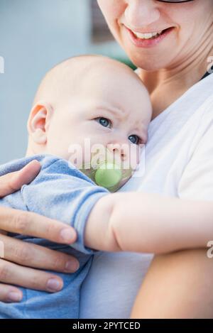 Mère embrassant le bébé dans ses bras , Bavière, Allemagne Banque D'Images