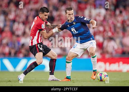 Bilbao, Espagne - 4 mai 2023, Yuri Berchiche du Club Athlétique concurrence pour le bal avec Sergio Canales de Real Betis Balompie lors du championnat espagnol la Liga football match entre le Club Athlétique et Real Betis Balompie sur 4 mai 2023 au stade de San Mames à Bilbao, Espagne - photo : Ricardo Larreina/DPPI/LiveMedia Banque D'Images