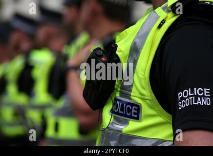 Photo du dossier datée du 04/06/16 des agents de police écossais. La Fédération écossaise de police (SPF) a déclaré qu'elle avait été « inondée de plaintes » au sujet d'une nouvelle politique de police écossaise qui exigera que les officiers soient rasés de façon propre afin de porter des masques de protection. S'adressant vendredi au programme Good Morning Scotland de la BBC radio Scotland, le secrétaire général de SPF David Kennedy a déclaré que ce plan avait provoqué une « forte angoisse » parmi les officiers, ajoutant qu'il n'a jamais vu autant de plaintes venir » pendant son temps en tant que fonctionnaire à temps plein. Date de publication : vendredi 5 mai 2023. Banque D'Images