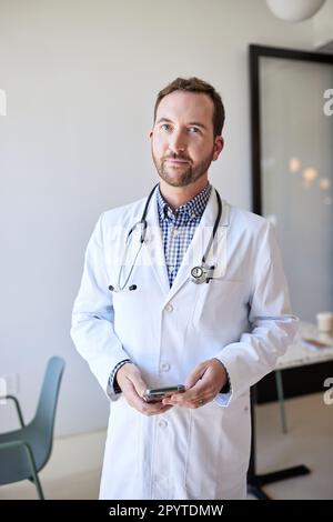 Portrait d'un professionnel de la santé portant un blouse de laboratoire debout Banque D'Images