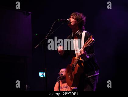 Birmingham, Royaume-Uni.04th mai 2023. Peter Doherty sur scène avec Trampolène à la fin de leur performance d'ouverture à son spectacle acoustique solo au O2 Academy Institute. Cristina Massei/Alamy Live News Banque D'Images