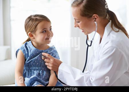 Femme, enfant et stéthoscope de pédiatre pour le conseil en soins de santé, vérifier les poumons et écouter le battement de coeur. Médecin, petite fille et poitrine Banque D'Images