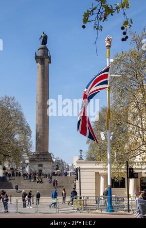 « The Mall », la célèbre artère reliant Buckingham Palace à Trafalgar Square, se prépare à la très attendue Coronation Day of King Cha Banque D'Images