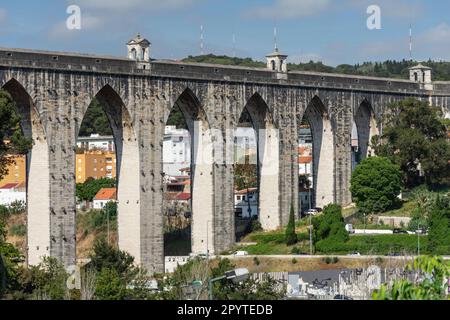 Belle vue sur l'ancien aqueduc historique dans le centre de Lisbonne Banque D'Images