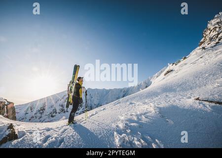 Le skieur de l'arrière-pays prend dans la vue enneigée, Katahdin, Maine Banque D'Images