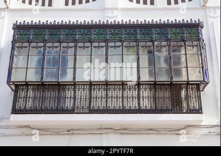 Balcon avec vitraux datant de 19th ans. Alcantara rues vieille ville, Caceres, Estrémadure, Espagne Banque D'Images