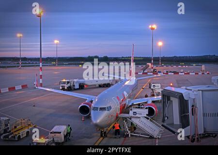 Jet2 Boeing 737-300, vient d'atterrir à l'aéroport de Budapest, Hongrie au crépuscule - vol Jet2Holidays - aéroport international Ferihegy, Budapest, 1185 Hongrie Banque D'Images