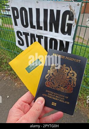 Pièce d'identité avec photo reconnue obligatoire, permis de conduire et passeport britannique, pour le vote aux élections générales et au conseil local, à la station de vote, Runcorn, en Angleterre Banque D'Images