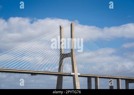 Vue rapprochée d'une tour du pont Vasco da Gama à Lisbonne, Portugal Banque D'Images