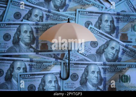 Parapluie sur la pile d'argent. Assurance épargne, finance et protection Banque D'Images