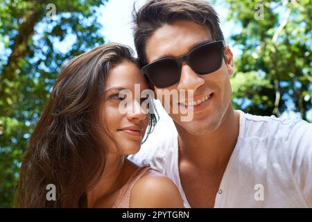 Dans la nature avec celui que j'aime. Portrait d'un jeune couple attrayant profitant d'une journée dehors. Banque D'Images