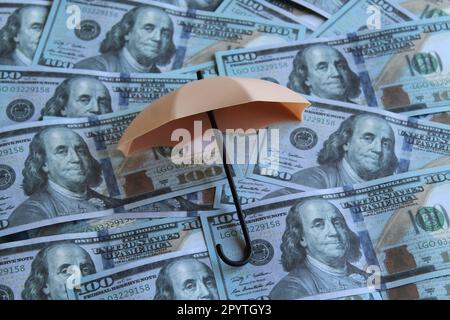 Parapluie sur la pile d'argent. Assurance épargne, finance et protection Banque D'Images