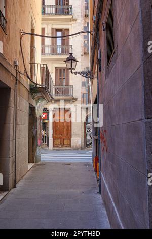 Typique de la rue étroite de Barcelone avec lampadaire antique, Espagne. Banque D'Images