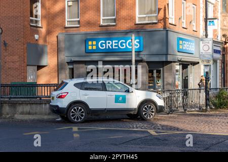 véhicule de livraison stationné à l'extérieur de la boulangerie Greggs, grande rue Lincoln City 2023 Banque D'Images