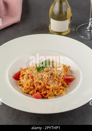 Spaghetti à la sauce Marinara servis dans un restaurant gastronomique Banque D'Images