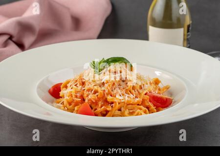 Spaghetti à la sauce Marinara servis dans un restaurant gastronomique Banque D'Images