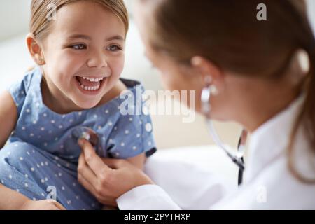 Enfant heureux, fille et stéthoscope de médecin pour la consultation médicale, des poumons sains et l'écoute du battement de coeur. Visage de rire enfant, pédiatre et Banque D'Images