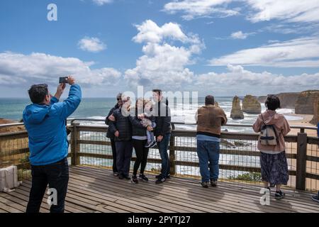 Touristes prenant des photos aux douze Apôtres, parc national de Port Campbell, Great Ocean Road, Victoria, Australie Banque D'Images