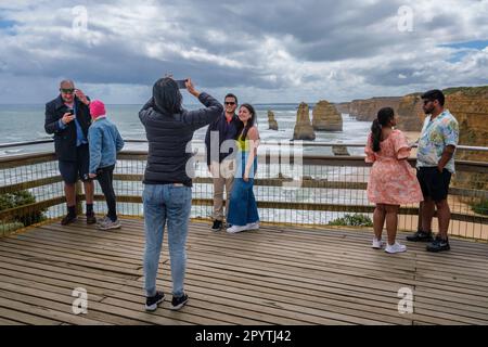 Touristes prenant des photos aux douze Apôtres, parc national de Port Campbell, Great Ocean Road, Victoria, Australie Banque D'Images