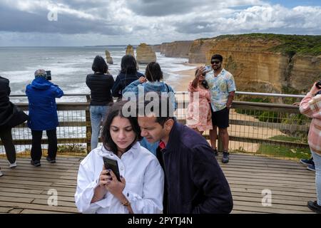 Touristes prenant des photos aux douze Apôtres, parc national de Port Campbell, Great Ocean Road, Victoria, Australie Banque D'Images