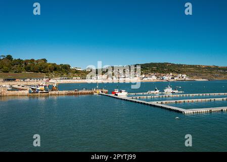 Bateaux amarrés dans le port de Lyme Regis, Lyme Regis, Dorset Banque D'Images