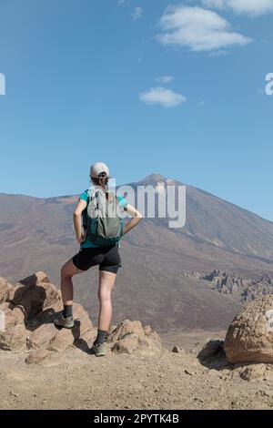 Une jeune fille touristique à côté du pic du Mont Teide appelée « Pico del Teide ». Vue sur la caldeira et le paysage volcanique. Parc national de Teide, Tenerife, Canaries Banque D'Images