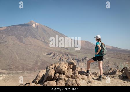 Une jeune fille touristique à côté du pic du Mont Teide appelée « Pico del Teide ». Vue sur la caldeira et le paysage volcanique. Parc national de Teide, Tenerife, Canaries Banque D'Images