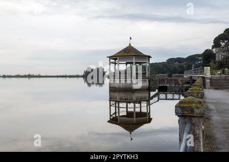 Torre del lago Puccini, place Belvedere dans une journée nuageux au coucher du soleil. Vue sur le belvédère ou le pavillon donnant sur le lac Lucca, en Italie Banque D'Images