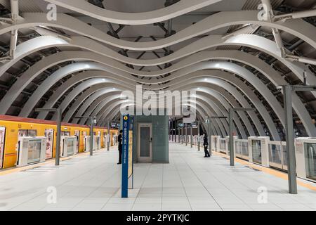 TOKYO, JAPON - 8 AVRIL 2023 : plateforme de la station Shibuya de Tokyo avec plafond blanc en forme de M. Banque D'Images