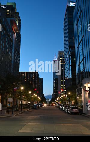 Vue sur Fayetteville Street dans le centre-ville de Raleigh à la tombée de la nuit vers l'ancien Statehouse de Caroline du Nord. Banque D'Images