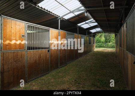 Boîtes vides pour chevaux dans une zone rurale de l'Italie. Banque D'Images