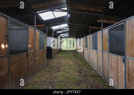 Boîtes vides pour chevaux dans une zone rurale de l'Italie. Banque D'Images