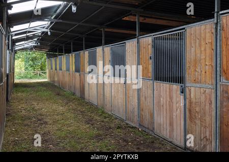 Boîtes vides pour chevaux dans une zone rurale de l'Italie. Banque D'Images