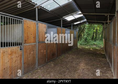 Boîtes vides pour chevaux dans une zone rurale de l'Italie. Banque D'Images